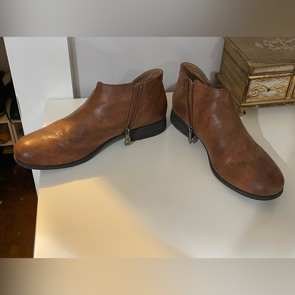 Mootsies Tootsies size 11 Brown “leather” booties.